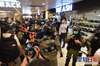 防暴警察進入商場拉起封鎖線。