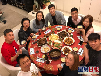 變身大廚

以往在香港過年，初二開年飯都由祥仔炮製，拿手菜包括南乳炆齋、生炒排骨及冬菇髮菜湯。