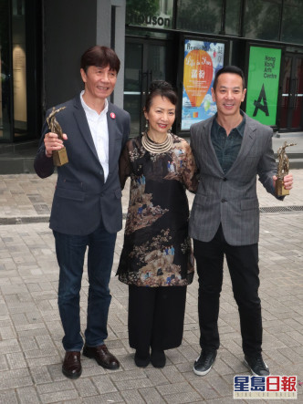早前區嘉雯陪同《叔‧叔》導演楊曜愷和男主角太保領取「香港電影評論學會大獎」頒發的最佳電影及最佳男演員。