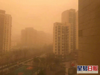 北京遇严重沙尘暴，早晨犹如黄昏。