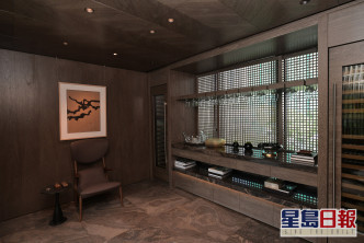 室內以深木色為主調，營造暖意氛圍。（3及5樓A室複式）