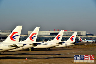 台湾华航和大陆东航分别派出一架客机，运送400多名滞留在湖北的台湾人返回台湾。网图