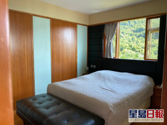 睡房開闊的玻璃窗戶可引進充裕的天然光及窗外綠色景致。