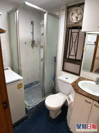 浴室採淋浴間設計，可免卻水花四濺的問題。