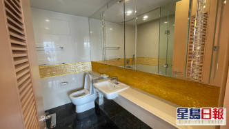 浴室設有鏡櫃，方便梳洗及收納衞浴產品。