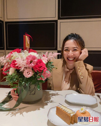 岑杏賢最新更新社交網也在放閃，笑容燦爛表示驚喜收花和甜品。