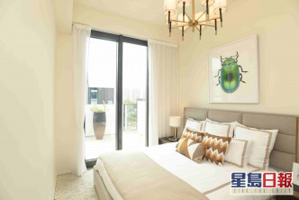 牀鋪被單以淺色為主，融合房間特色之餘又帶出溫馨舒適感。
