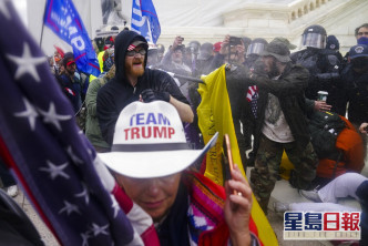 大批支持總統特朗普的激進示威者強行衝擊國會大樓。AP圖片