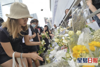 部分遊行人士在金鐘太古廣場外，悼念於前一日墜樓身亡的示威者。資料圖片