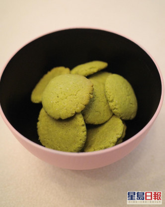 「特別快訊,多區低筋麵粉缺貨。內子想食蛋撻,兒子想食抺茶曲奇。其實方便,就用做蛋撻的皮,加入抺茶粉,做成抹茶曲奇。
作狀啲,我地可以叫佢做:自家製一口抹茶Cookie。」