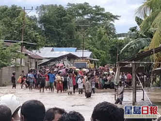 印尼數以百計的村民被迫撤離被洪水淹沒的家園。AP