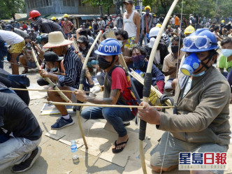 據報部份示威者手持弓箭等武器。AP圖片