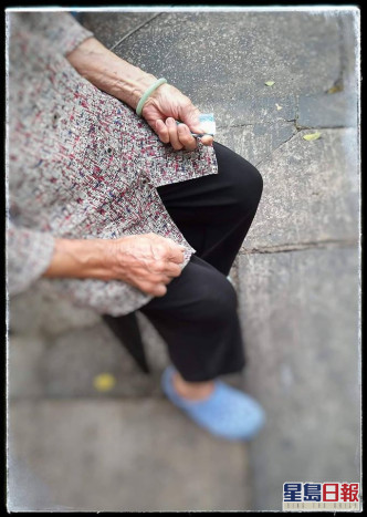 76歲的張婆婆辛苦一日去執紙皮，卻僅得48元。FB圖