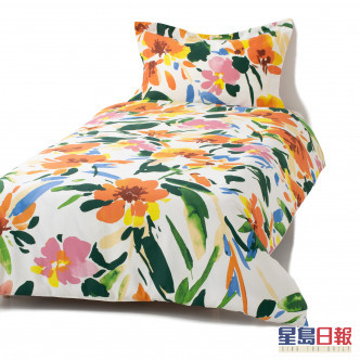 寢具套裝以淺色調為主，表面印有花卉圖案，以柔軟耐用的100%棉質製成。