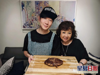 林俊傑在農曆新年前親自煎牛扒慰勞媽媽。