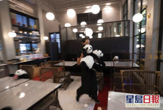 泰国曼谷有餐厅利用熊猫公仔陪伴客人用餐。AP图片