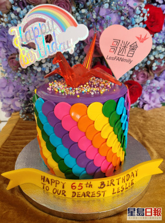 陳太送上的千羽鶴彩虹蛋糕。