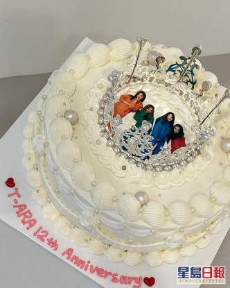 她們12周年的蛋糕都是皇冠造型。