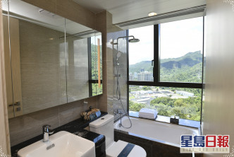 套房選用浴缸設計，可一邊浸浴，一邊眺望自然景致。