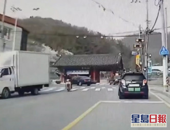 南韓有年老司機疑因不熟路況，撞毀有400多年歷史古蹟。影片截圖