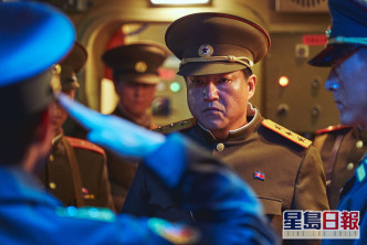 郭到元飾演北韓強硬派護衛局局長。