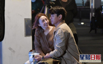 在新劇《香港愛情故事》中，她與羅天宇發展姐弟戀。