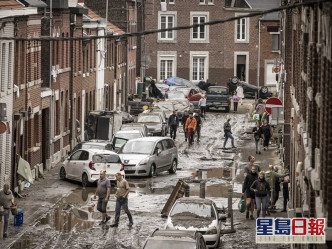 比利時街道水浸過後滿地泥濘。AP