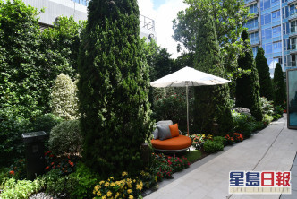 屋苑更積極推動環保綠化，栽有逾百種植物。