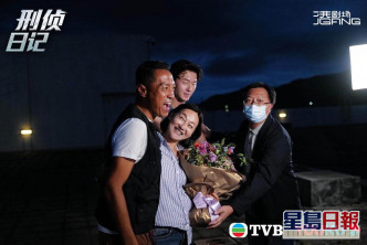 紅姐由姜皓文和王浩信伴住，接過監製送的花。