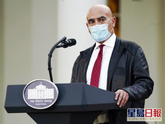 白宮新冠肺炎疫苗研發計畫首席顧問斯勞伊表示,只要監管部門批准及授權,第一批美國人可望最快於下月11日起接種。AP圖片