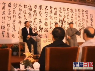 楊潔篪在兩人弦子及琵琶的伴奏下演唱蘇州評彈《庵堂認母》。影片截圖