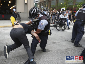 反抗警暴示威而演變暴力衝突。AP