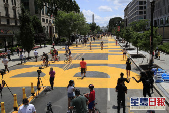 有藝術家用黃色漆油在馬路中央髹上「黑人生命也重要」幾個英文大字。 AP
