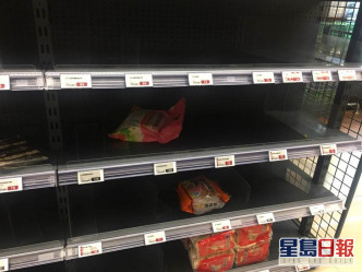 台灣民眾搶購日用食品。網上圖片