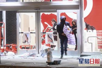 示威者入商店搶掠。 AP