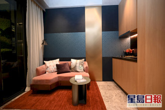 客廳設特色梳化背牆，以深淺不同的藍色和金色拼湊而成。（B座28樓B5室經改動示範單位）