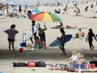 過去天數天有大批民眾違抗居家令湧往海灘。AP