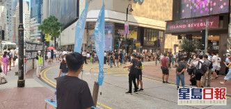 「学生动源」在铜锣湾街头摆设街站，派发传单。