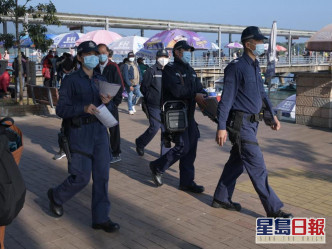 警方于西贡码头一带呼吁市民保持社交距离。