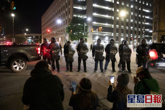 示威者在底特律警察面前跪下祈祷。 AP