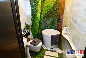 浴室亦貫徹大自然為主調，用上以不同植物牆身及綫條雲石作點綴。（2座18樓C8室經改動連裝修示範單位）