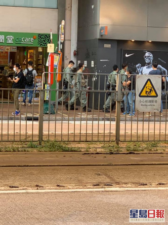 元朗大馬路有警員巡邏。 ‎Janice Cheung‎ 網民圖片 facebook群組香港突發事故報料區