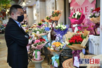 有市民到花墟選購情人節花束。