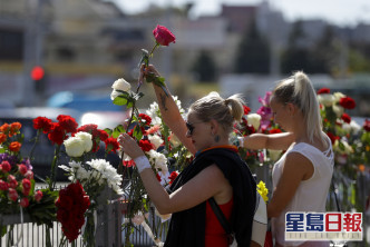 有人携帶鮮花到早一天一名示威者被手上的爆炸品炸死的地點以示悼念。AP