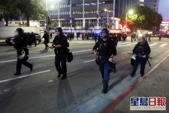 防暴警察發射橡膠子彈和施放催淚彈驅散。 AP