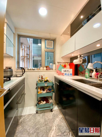 廚房工作枱分設於兩邊，將清洗、備餐與烹調區域分開。
