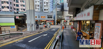 女子行經港鐵香港大學站B2出口對開時，被一部航拍機擊中頭部。 楊偉亨攝