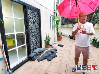 李先生指暴雨期间有大量雨水涌入屋内。