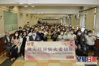 保安局局長鄧炳強(左四)、立法會議員鄭泳舜(右四)為油尖旺區防火委員會及消防處義工及其他義工打氣。