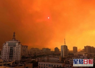 西昌市爆发森林山火，市区天空一片红色。网图